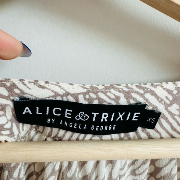 Alice & Trixie Silk Blouse XS Neutral‎ Print V-Neck $305 Retail EUC - Picture 3 of 8